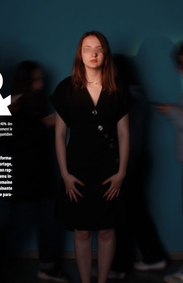 Autoportrait. jeu de lumière et de mouvement. Question de l'anonymat et de la sollitude sur le thème plus général des étudiants et des écrans